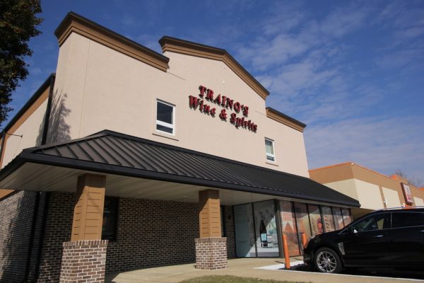 store front of Traino's Wine & Spirits Liquor Store in Evesham Township, NJ