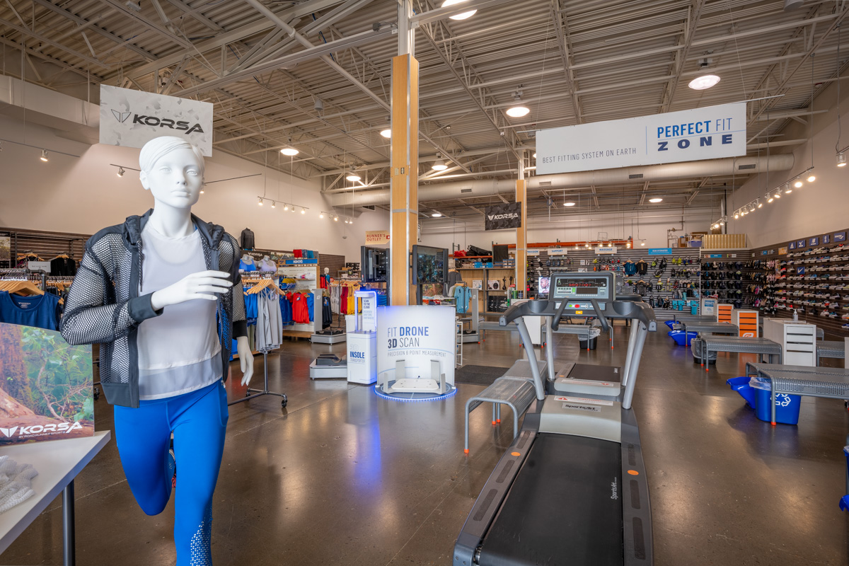 mannequin running treadmill at Road Runner Sports, Tualatin, OR Running Shoe Store