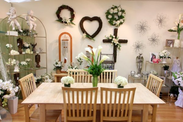 Bakanas Flowers And Gifts Marlton NJ table display