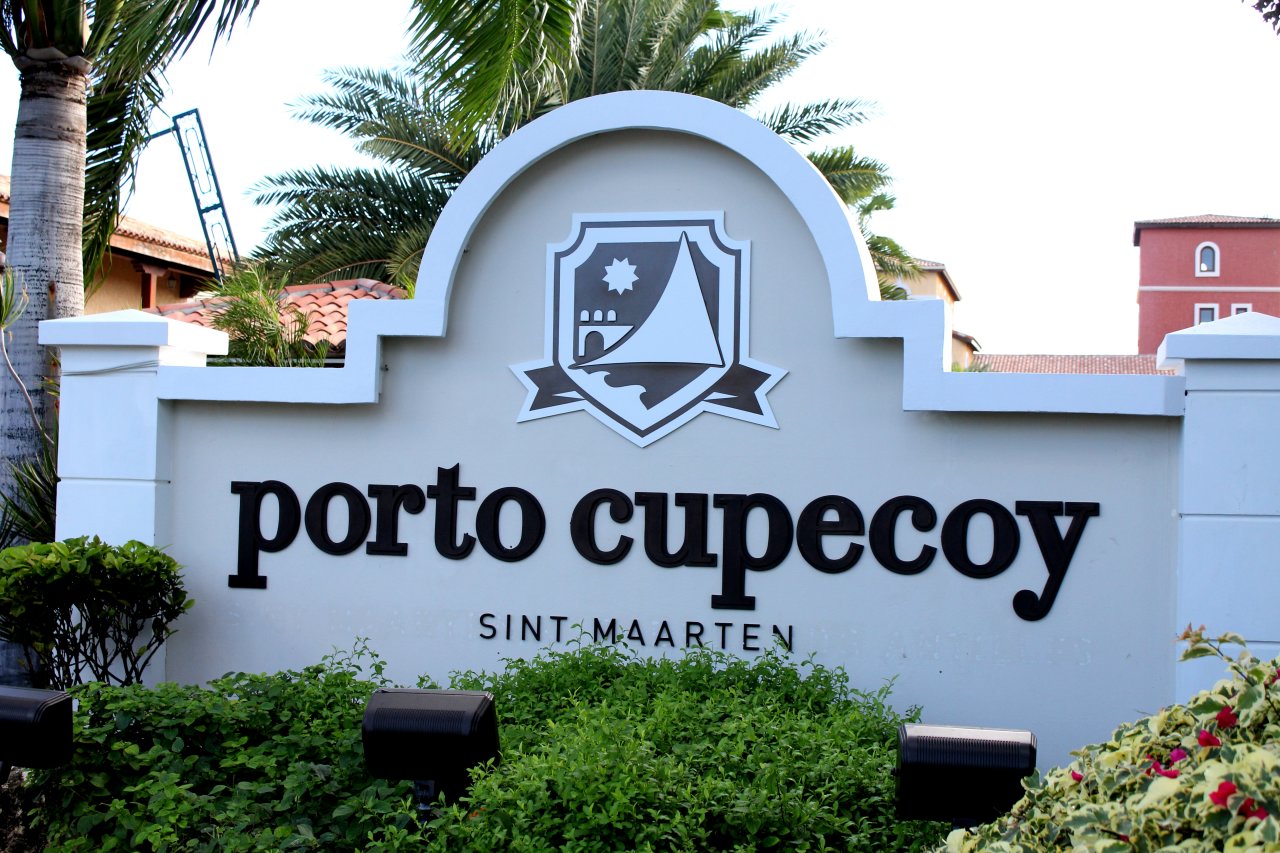 Porto Cupecoy Shopping Center Mall Sint Maarten sign