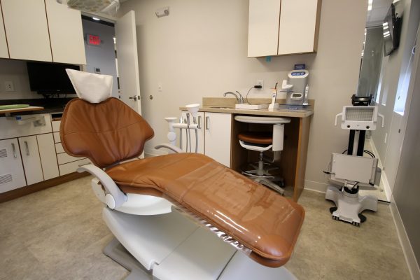 Edison Periodontics and Implantology Dental Office in Edison, NJ dentist chair