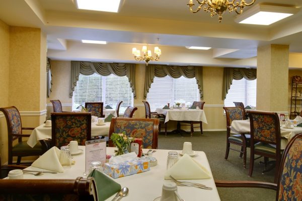 Patriots Glen Assisted living facility in Bellevue, WA dining hall