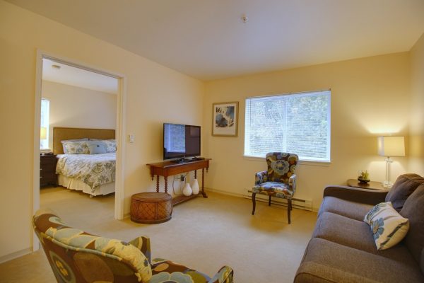 Patriots Glen Assisted living facility in Bellevue, WA private apartment living room