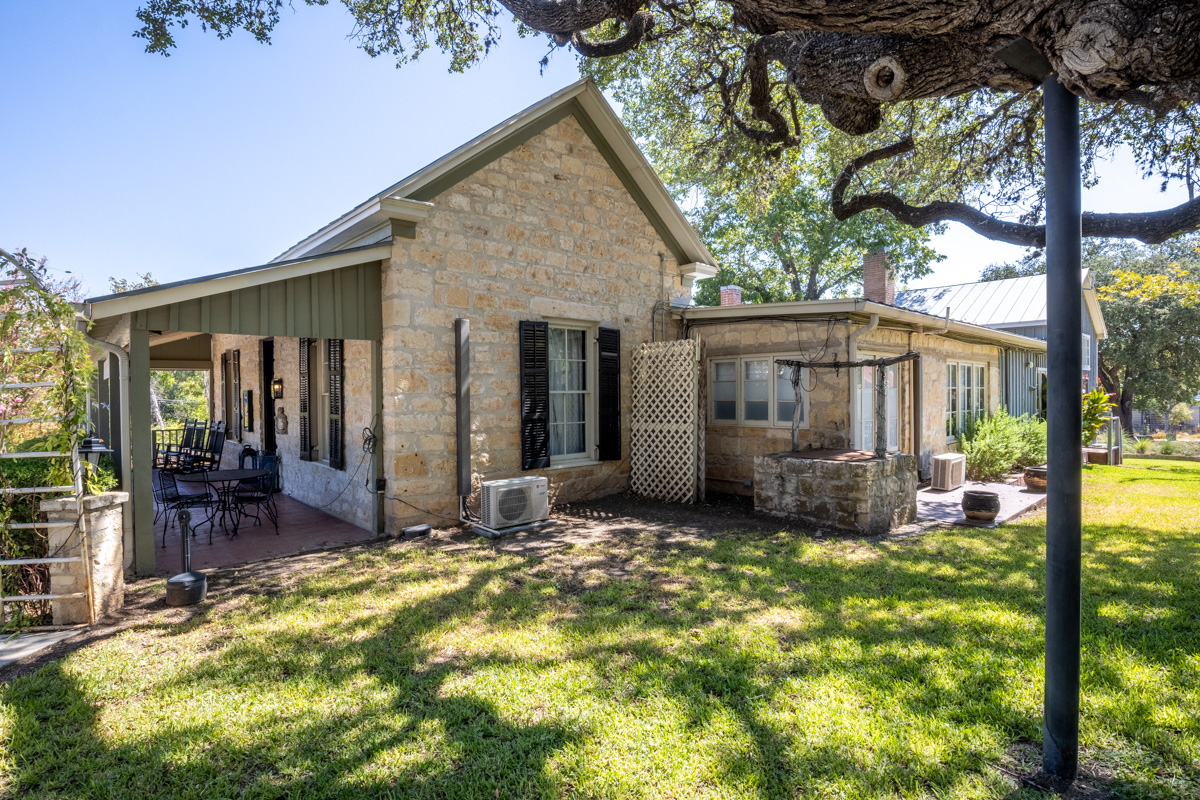 side of house at The Evers House, Fredericksburg, TX 360 Virtual Tour for Hotel