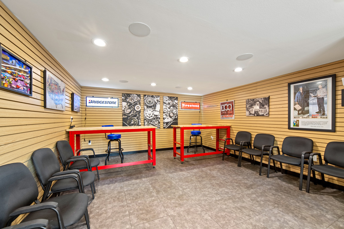 waiting room at University Auto and Tire, Fayetteville, AR 360 Virtual Tour for Auto Repair shop