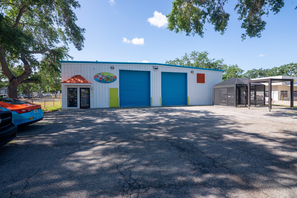 exterior of Absolute Aluminum, Bradenton, FL 360 Virtual Tour for Patio enclosure supplier