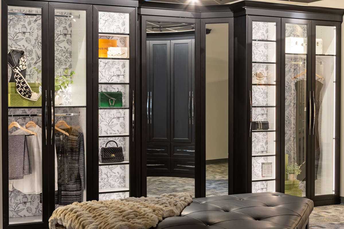 mirror closet display at Closet Factory, Mt Laurel, NJ 360 Virtual Tour for Interior design Cabinet maker