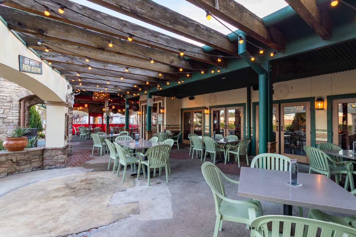outdoor patio seating at Lupe Tortilla Mexican Restaurant, Sugar Land, TX 360 Virtual Tour for Restaurant