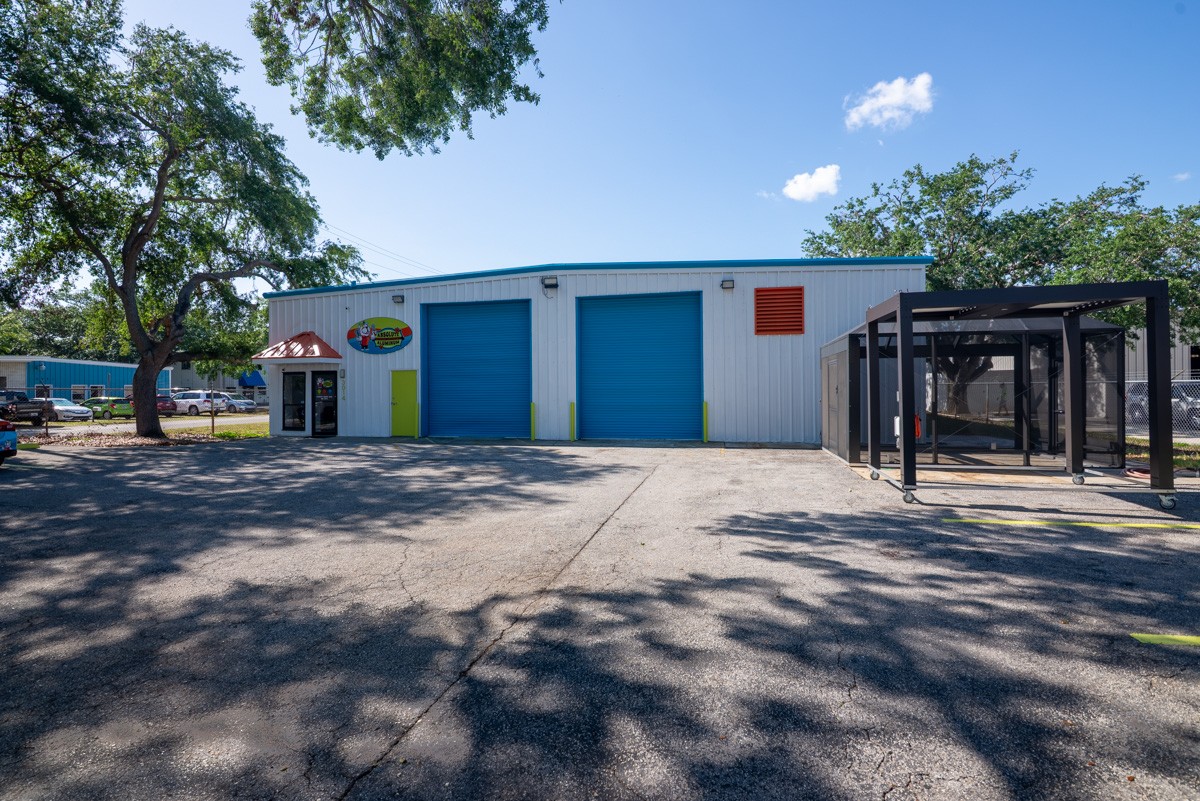 storefront of Absolute Aluminum, Bradenton, FL 360 Virtual Tour for Patio enclosure supplier