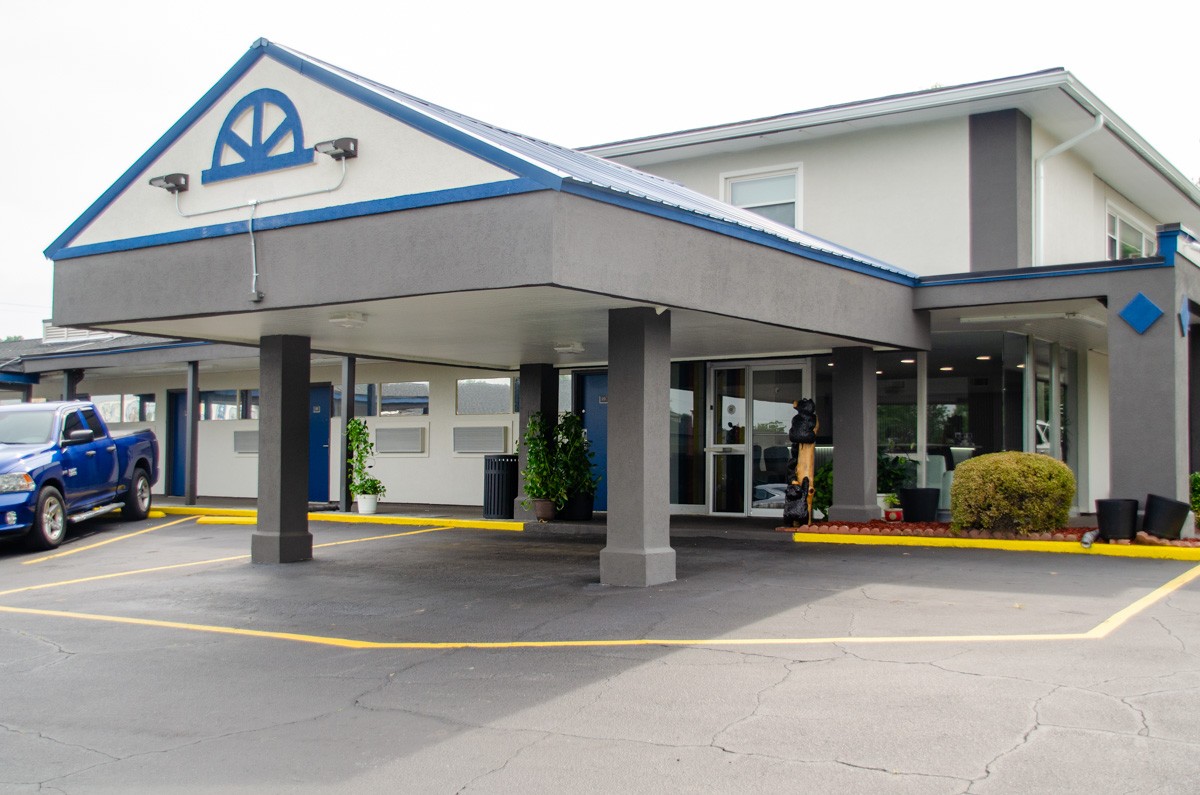 front exterior of Motel 6 Hickory, NC 360 Virtual Tour for Motel