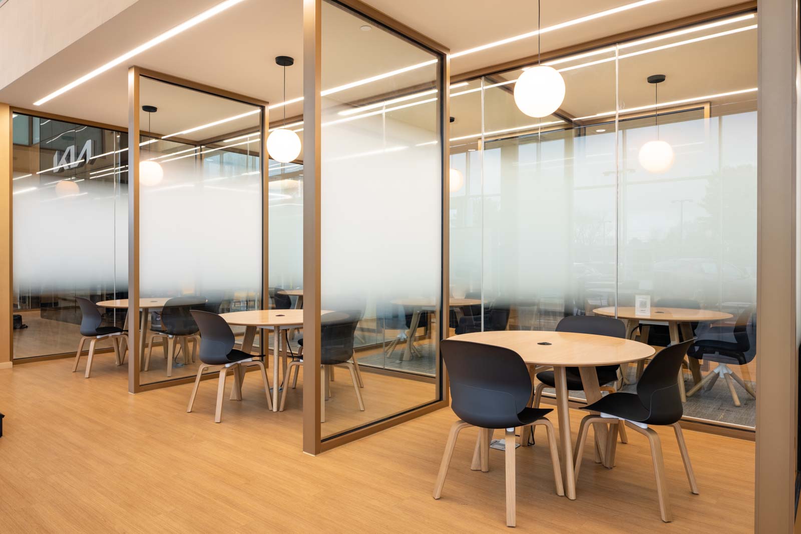 breakout sales tables at Mechanicsville Kia, Mechanicsville, VA 360 Virtual Tour for Car Dealership